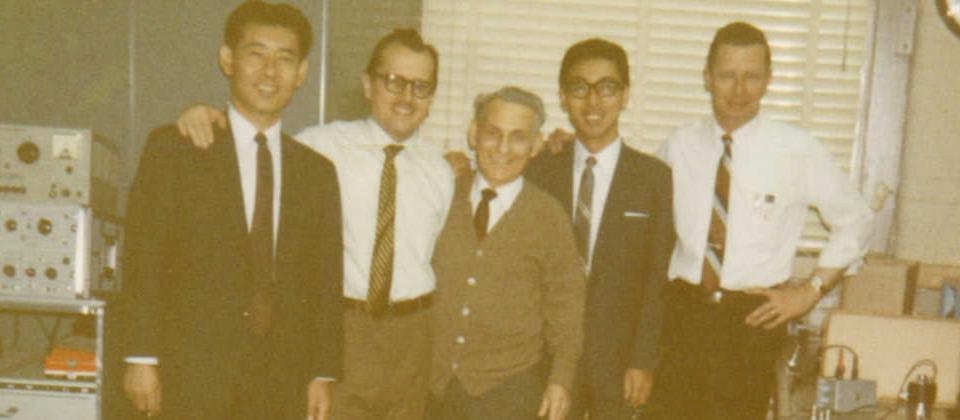 Archival photo: five colleagues in the electronics lab