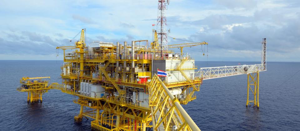 Offshore oil platform at sea — oil and gas market